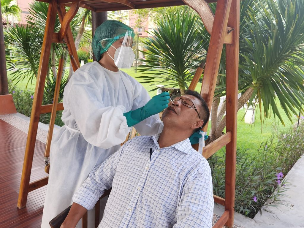 Salah seorang peserta mengikuti tes cepat antigen sebelum mengikuti Sosialisasi dan Simulasi Panduan CHSE MICE di Labuan Bajo, Manggarai Barat, Nusa Tenggara Timur, Selasa (23/3/2021). 