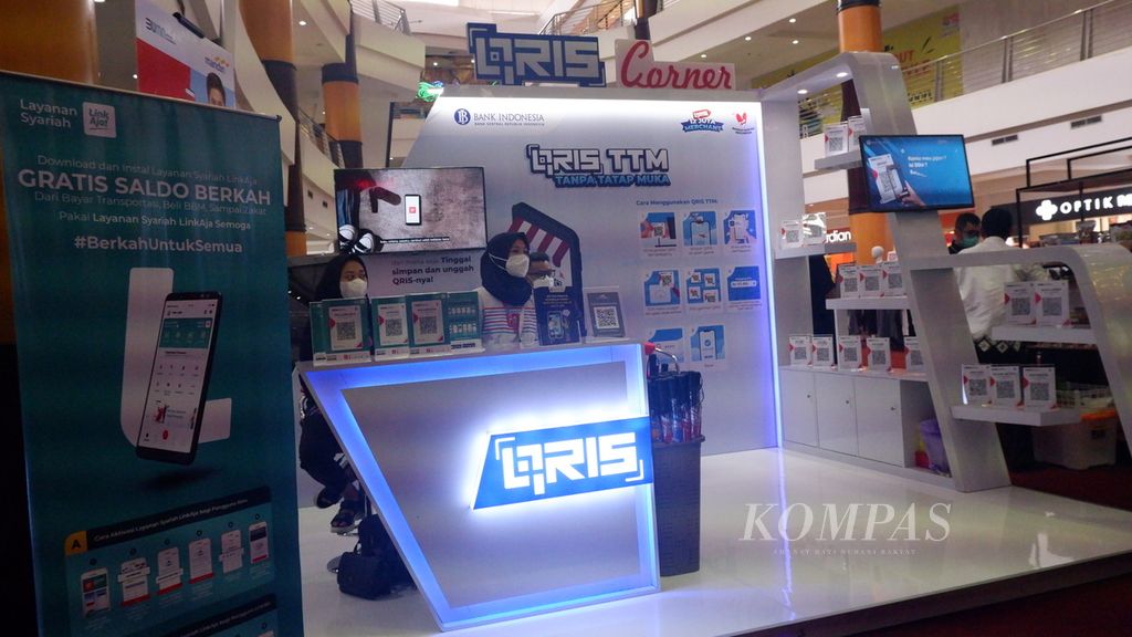 Pojok QRIS dalam pergelaran UMKM Karya Kreatif Banua-Go Digital di Atrium Duta Mall, Banjarmasin, Kalimantan Selatan, Sabtu (6/3/2021). Dalam rangka transformasi digital UMKM, para pelaku UMKM terus didorong agar menerapkan digitalisasi pembayaran dengan QRIS.