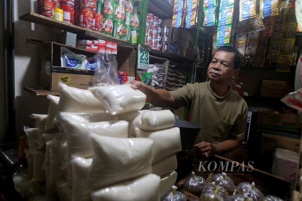 Pedagang merapikan gula yang sudah ditimbang untuk dijual eceran di Pasar Senen, Jakarta Pusat, Senin (23/11/2020). Asosiasi Gula Indonesia memperkirakan jumlah stok gula hingga akhir tahun 2020 mencapai 1,4 juta ton. Adapun total produksi gula dalam negeri tahun ini diperkirakan 2,2 juta-2,5 juta ton dengan kebutuhan konsumsi mencapai 3 juta ton.