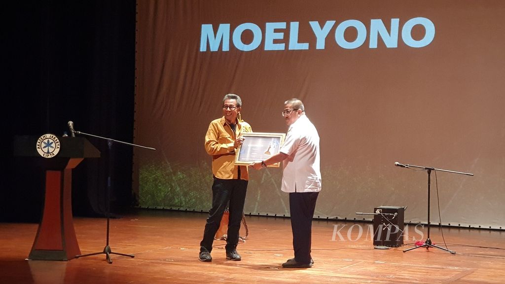 Perupa Moelyono mendapatkan piala penghargaan Akademi Jakarta 2023 dari Akademi Jakarta di Teater Kecil, Taman Ismail Marzuki, Jakarta, Rabu (4/10/2023).