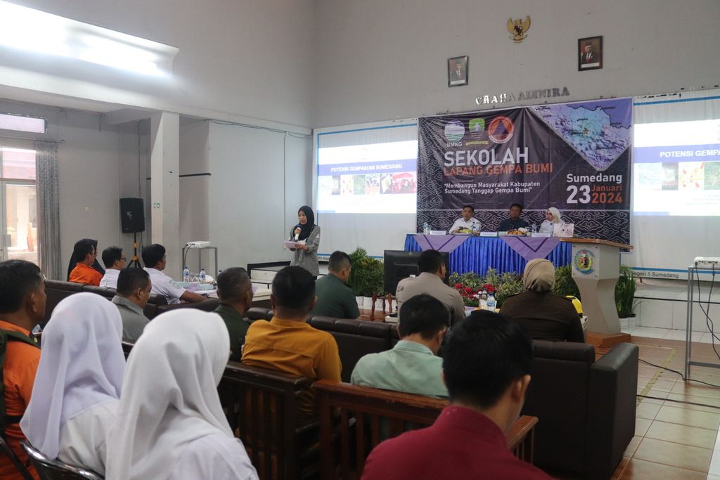Stasiun Geofisika Kelas I Bandung menggelar kegiatan Sekolah Lapang Gempa Bumi di Kabupaten Sumedang, Jawa Barat, pada Selasa (23/1/2024). BMKG menemukan sesar baru sepanjang 2,5 kilometer pada awal tahun 2024 di pusat kota Sumedang.