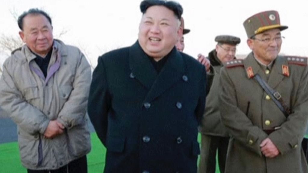 Pemimpin Korea Utara Kim Jong Un (tengah) memantau peluncuran empat rudal di situs peluncuran rudal Senin, seperti dipublikasikan oleh KRT, Selasa (7/3).
