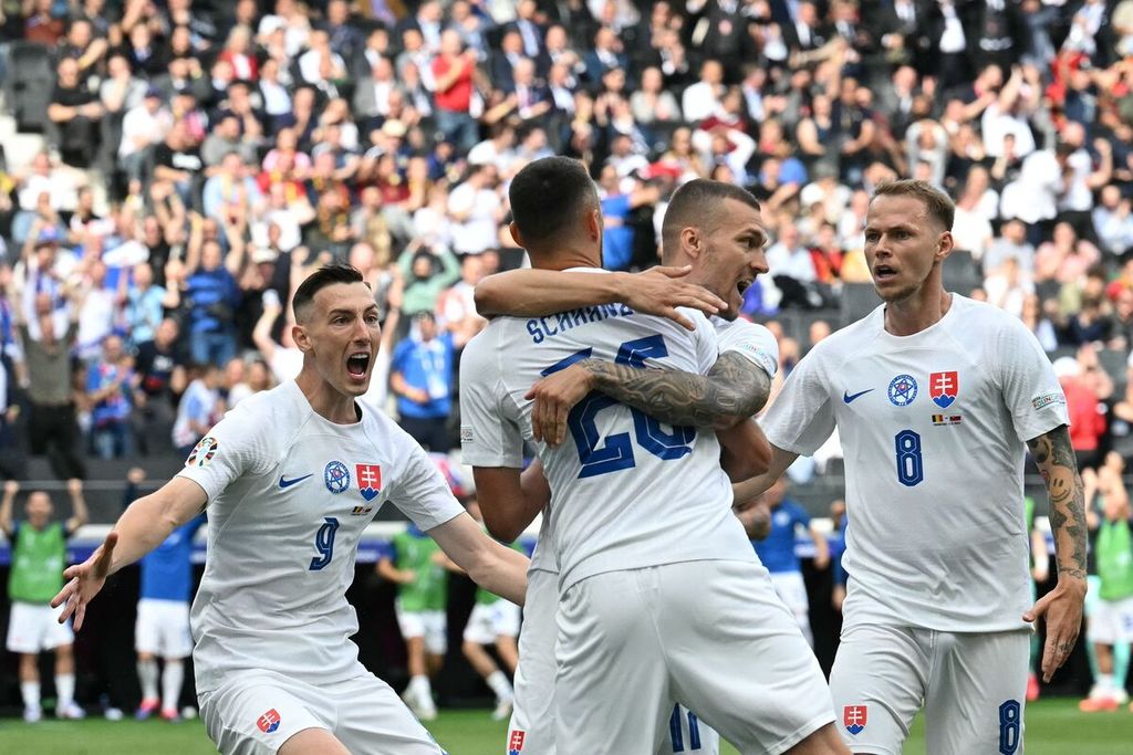 Para pemain Slowakia merayakan gol yang dicetak Ivan Schranz pada laga Grup E Piala Eropa 2024 melawan Belgia di Frankfurt, Selasa (18/6/2024) dini hari WIB. Slowakia menang dengan skor 1-0.