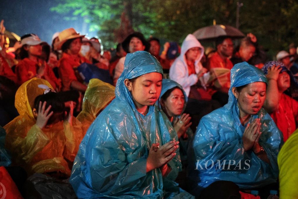 Umat Buddha berdoa saat peringatan Tri Suci Waisak 2568 BE/2024 di kompleks Candi Borobudur, Magelang, Jawa Tengah, Kamis (23/5/2024). 