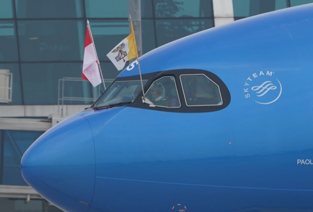 Pemimpin Tertinggi Gereja Katolik sedunia dan Kepala Negara Vatikan Paus Fransiskus tiba di Bandara Soekarno-Hatta, Banten, Indonesia, Selasa (3/9/2024). Indonesia merupakan negara pertama yang dikunjungi dari rangkaian empat negara, yakni Indonesia, Papua Niugini, Timor Leste, dan Singapura.