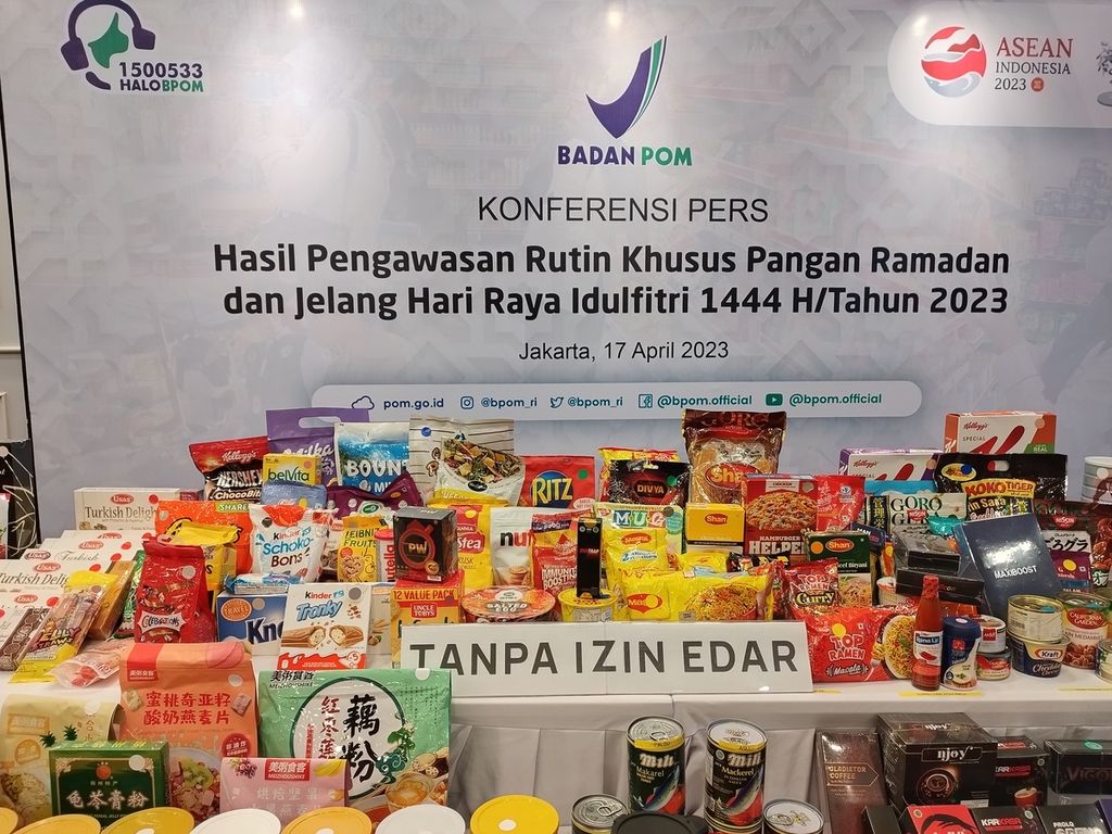 Sejumlah produk pangan yang disita oleh Badan Pengawas Obat dan Makanan ditunjukkan dalam konferensi pers, di Kantor BPOM, Jakarta, Senin (17/4/2023).
