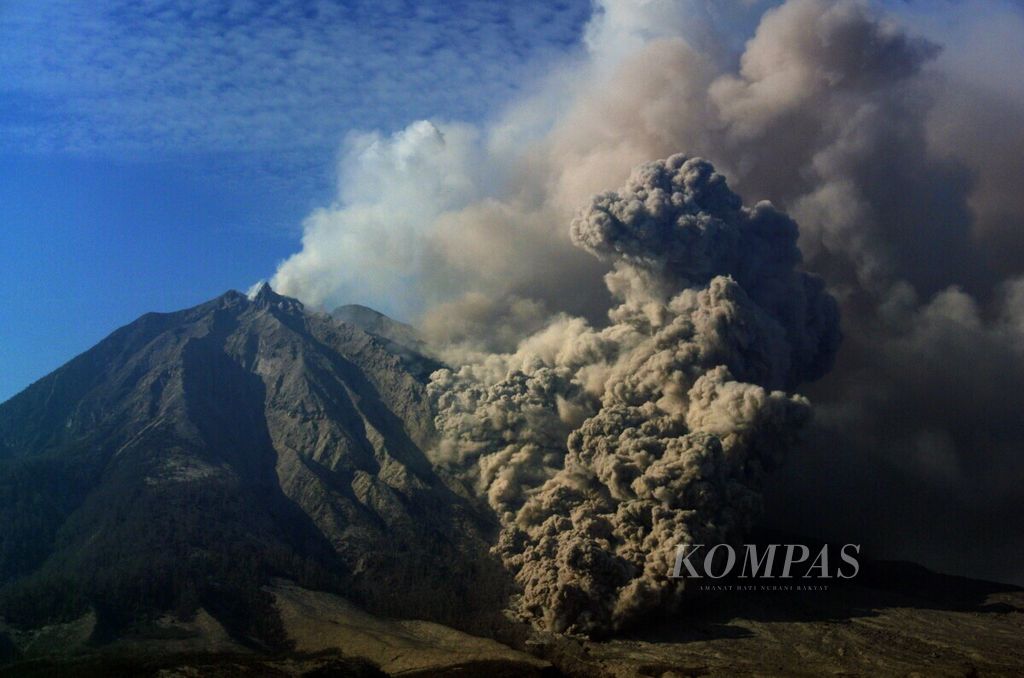Luncuran awan panas Sinabung terlihat dari Desa Tiga Pancur, Kecamatan Simpang Empat, Karo, Sumatera Utara, Rabu (12/2/2014). 