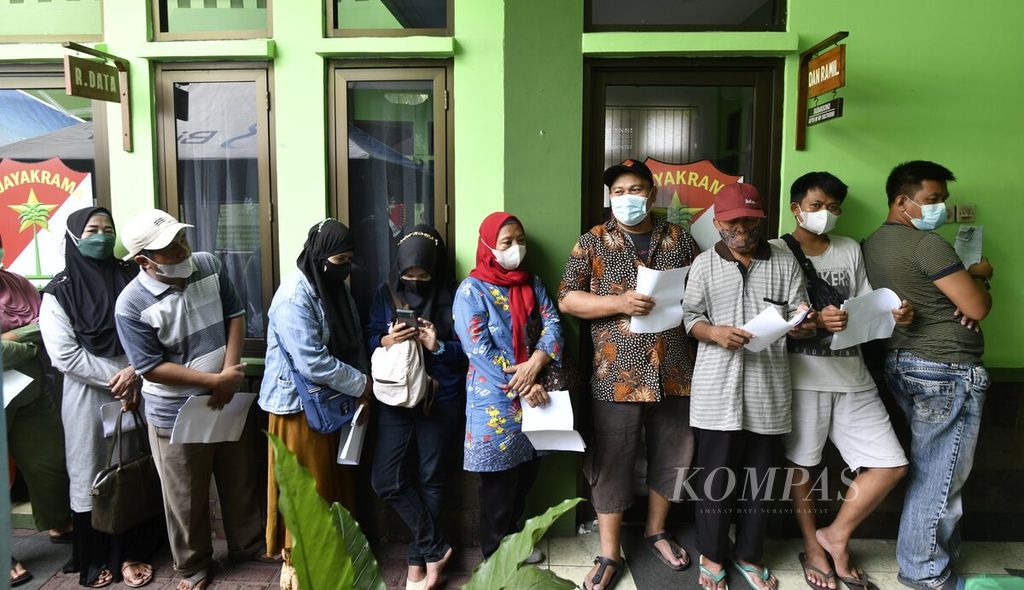 Antrean warga saat akan mengambil bantuan langsung tunai (BLT) minyak goreng di Markas Koramil 05 Kebon Jeruk, Jakarta Barat, Kamis (19/5/2022).