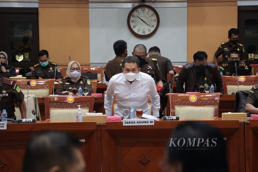 Jaksa Agung Sanitiar Burhanuddin mengikuti rapat kerja dengan Komisi III DPR di Kompleks Parlemen, Senayan, Jakarta, Rabu (23/11/2022).