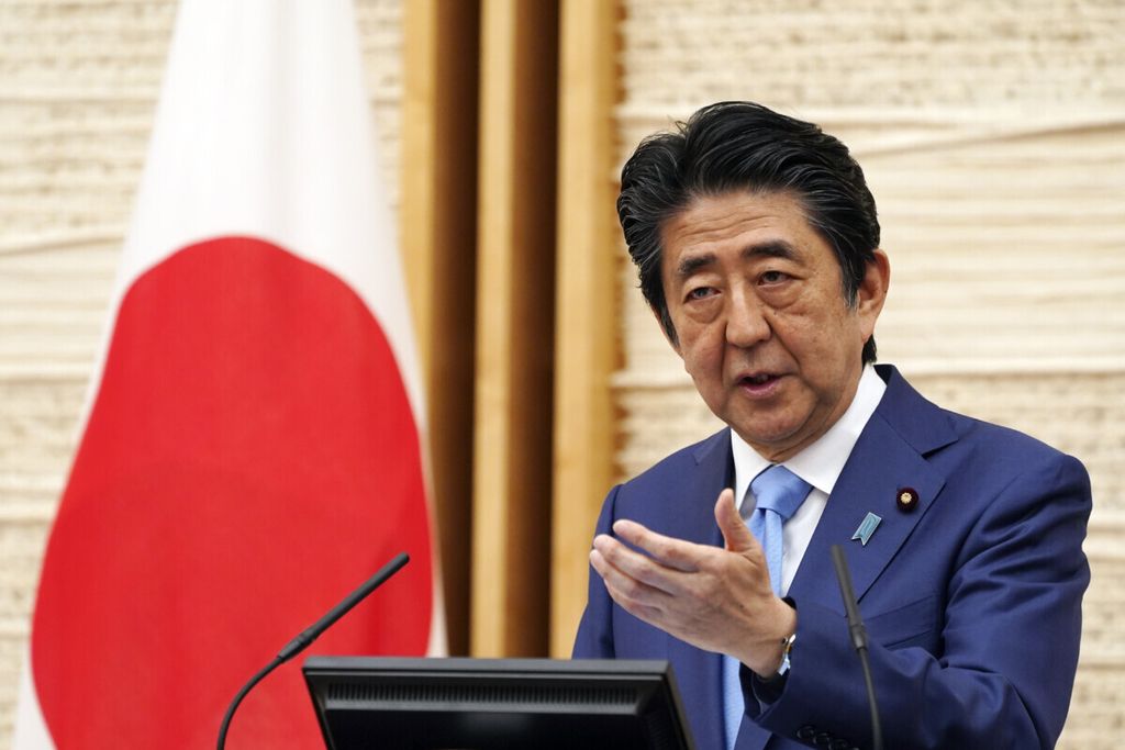 Dalam arsip foto pada 4 Mei 2020 ini, Perdana Menteri Jepang Shinzo Abe berbicara saat konferensi pers di Tokyo. 