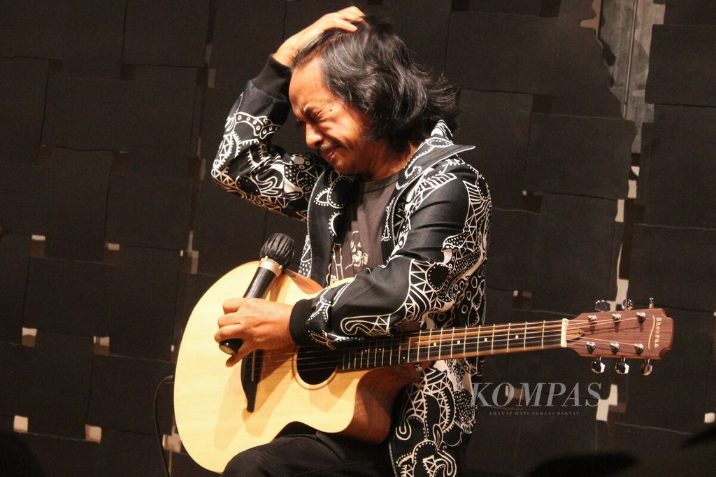 Musisi Dewa Budjana menghadiri pembukaan Pameran Distrik Seni x Sarinah seri kedua bertema Berkelanjutan di Jakarta, Jumat (9/9/2022). 
