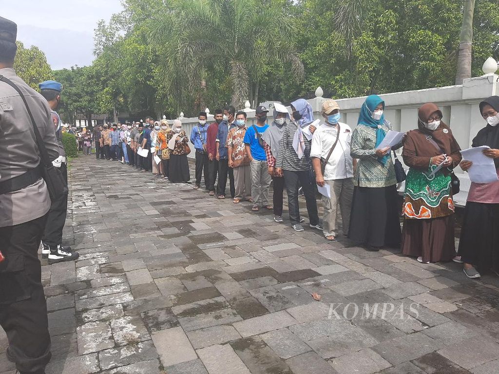 Deretan warga yang mengantre untuk mendapatkan vaksinasi dosis pertama, kedua, dan penguat di Taman Wisata Candi Borobudur, Kabupaten Magelang, Jawa Tengah, Jumat (18/2/2022).