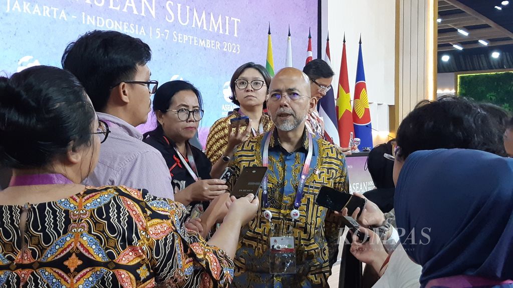 Jumpa pers dengan Direktur Jenderal Kerja Sama ASEAN Kementerian Luar Negeri Sidharto Suryodipuro (tengah) mengenai kesiapan KTT ASEAN 2023 di Jakarta, Minggu (3/9/2023).