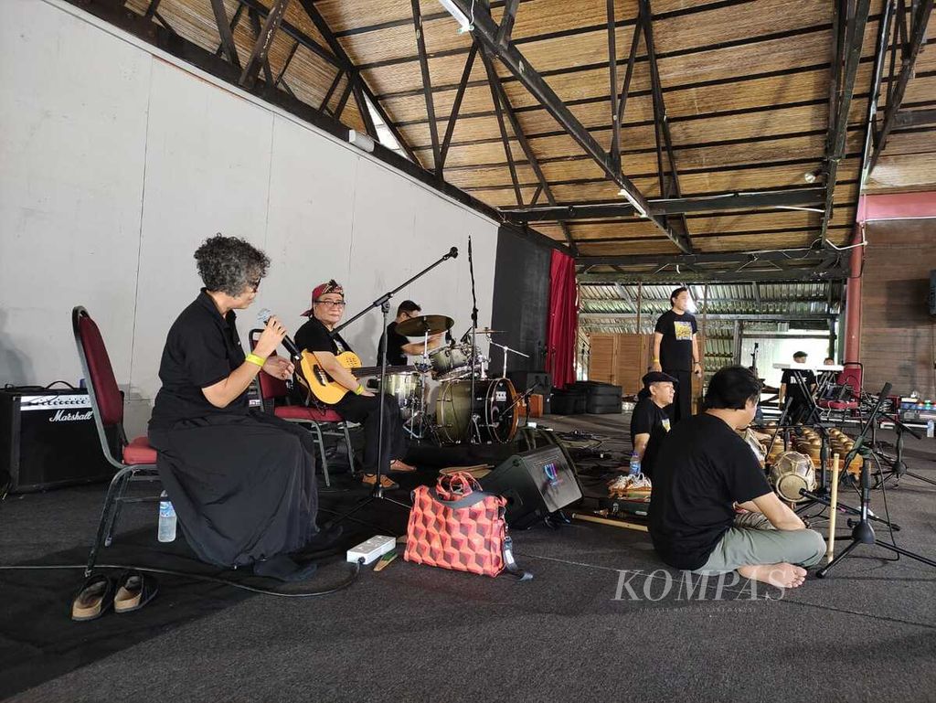 Krakatau Ethno menggelar lokakarya di sela Rainforest World Music Festival di Kuching, Sarawak, Malaysia, Sabtu (29/6/2024).