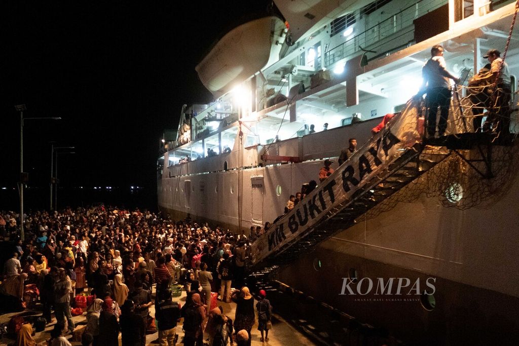 Hundreds of survivors of the landslide disaster line up to board the Bukit Raya Motor Boat at the Pier of the National Border Crossing Post on Serasan Island, Natuna, Riau Islands, Sunday (12/3/2023). Most of the disaster victims wanted to flee to Natuna Besar Island and Bintan Island.
