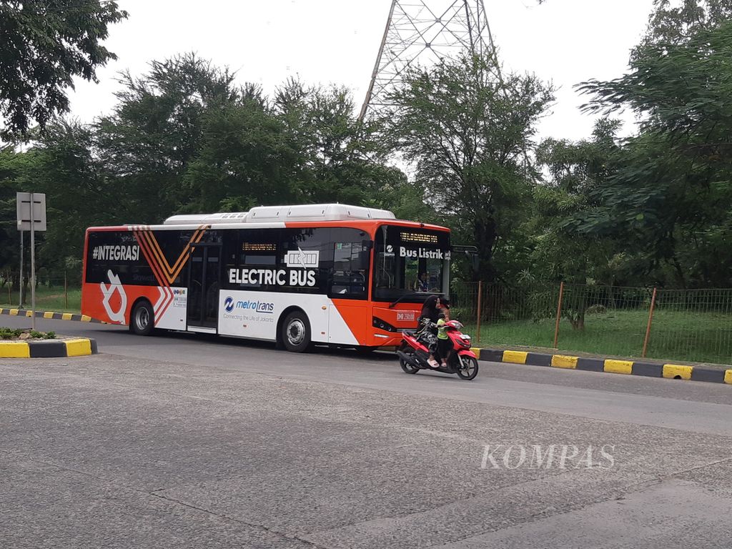 Bus Transjakarta sedang beroperasi dalam kawasan PT Jakarta Industrial Estate Pulogadung atau JIEP Kamis (30/5/2024). Setelah dua minggu beroperasi, jumlah pengguna meningkat signifikan. Sebagian besar adalah karyawan yang bekerja di kawasan JIEP. 