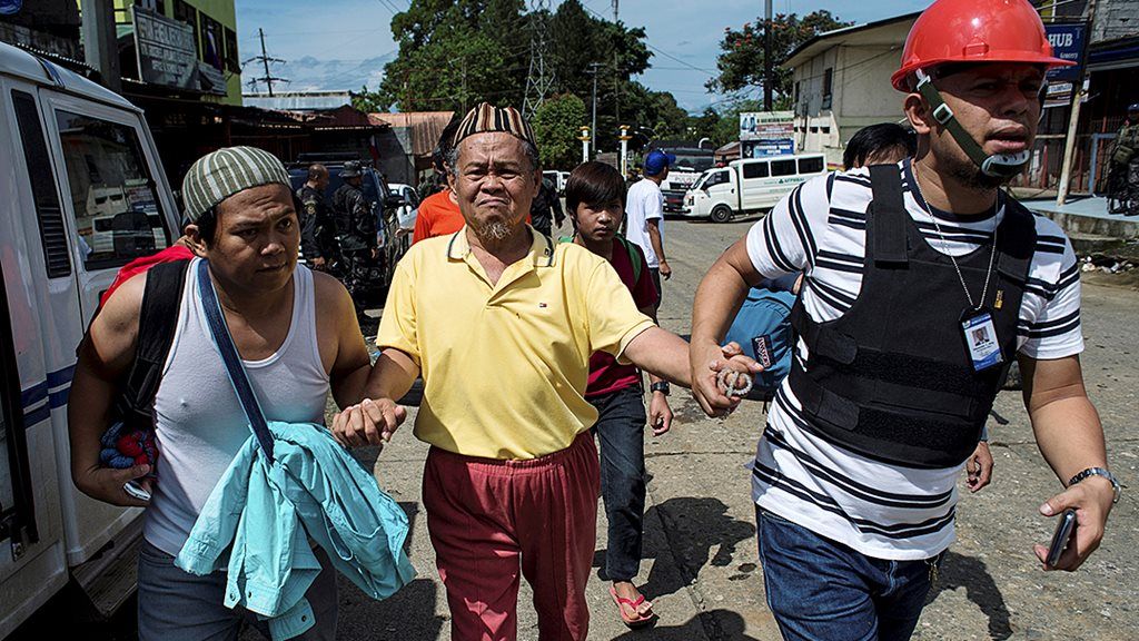 Penduduk Marawi  tiba di pos pemeriksaan di kota yang terletak di Pulau Mindanao, Filipina selatan, Minggu (4/6). Upaya untuk mengevakuasi sekitar 2.000 warga sipil yang terjebak pertempuran antara pasukan Pemerintah Filipina dan kelompok Maute di Marawi gagal setelah gencatan senjata selama empat jam diwarnai kontak senjata.