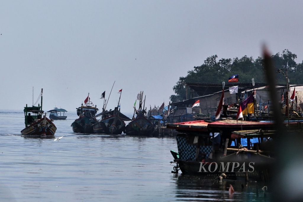 Perahu nelayan menyusuri Kali Angke setelah mencari ikan di perairan Kepulauan Seribu, DKI Jakarta (4/4/2022). Kecilnya mesin kapal membuat para nelayan kecil tak bisa terlalu jauh saat mencari ikan.