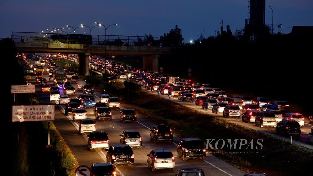 Arus balik kendaraan menuju Jakarta memadati jalan Tol Cipali Km 74 saat diberlakukan rekayasa lalu lintas satu arah dari Km 414 Gerbang Tol Kalikangkung Semarang hingga Km 29 Cikarang Utama, Minggu (9/6/2019).
