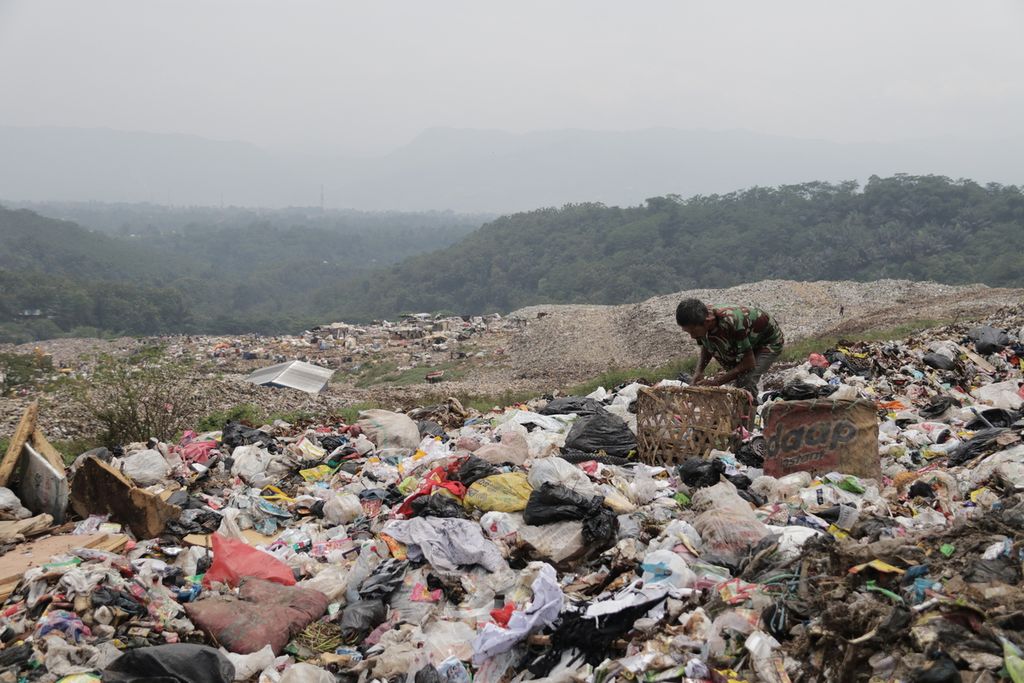 Seorang pemulung mengumpulkan sampah di Tempat Pembuangan Akhir Sampah Sarimukti, Kabupaten Bandung Barat, Jawa Barat, Sabtu (19/2/2022).