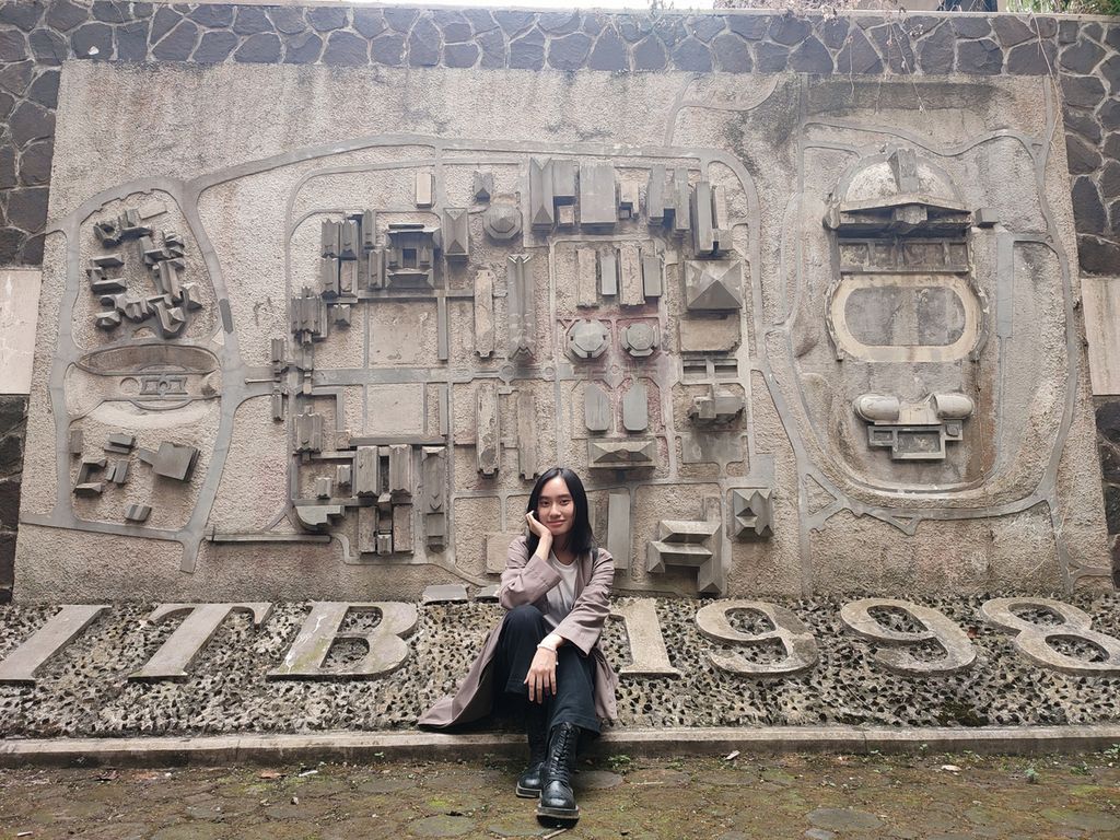 Angela Sunaryo (20), mahasiswa Seni Rupa, Fakultas Seni Rupa dan Desain (FSRD), Institut Teknologi Bandung, berpose di kampus.