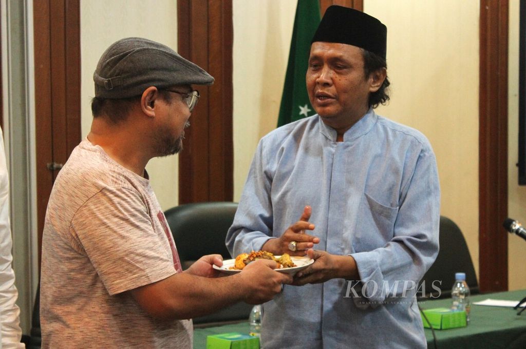 Ketua Umum Lembaga Seni Budaya Muslimin Indonesia (Lesbumi) Jadul Maula (kanan) di Gedung Pengurus Besar Nahdlatul Ulama, Jakarta, Jumat (12/5/2023).