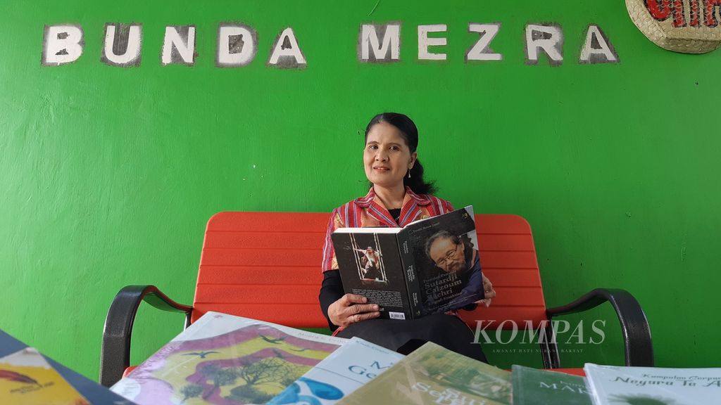 Pendiri Umah Kreatif Inspirasi Mezra (UKIM), Mezra Pellondou, berpose di rumahnya di Liliba, Kupang, Nusa Tenggara Timur, Kamis (23/6/2022). Berdiri sejak 2006, UKIM merupakan komunitas yang menggerakkan sastra berbasis anak dan menggali potensi anak, remaja, serta masyarakat dalam bersastra demi mewujudkan masyarakat yang mandiri, kreatif, dan berakhlak. Mezra juga mendirikan Rumah Baca Bunda Mezra pada 2018.
