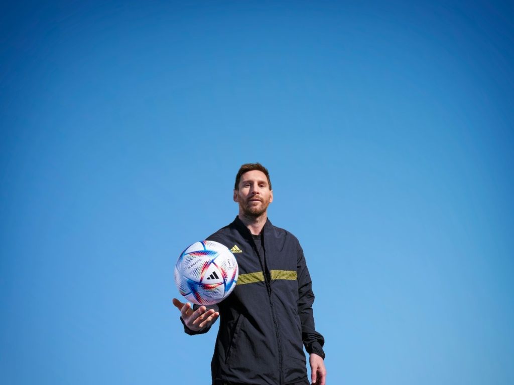 Lionel Messi, ikon Adidas, berfoto dengan Al Rihla, bola terbaru Adidas, untuk perhelatan Piala Dunia 2022.