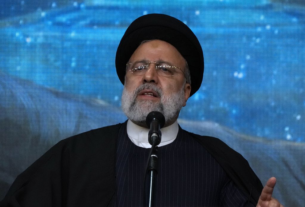 Presiden Iran Ebrahim Raisi berada di Masjid Agung Imam Khomeini, Rabu (3/1/2024), untuk berpidato dalam rangka peringatan Jenderal Qasseem Soleimani yang terbunuh dalam serangan pesawat nirawak AS di Irak pada 2020. 