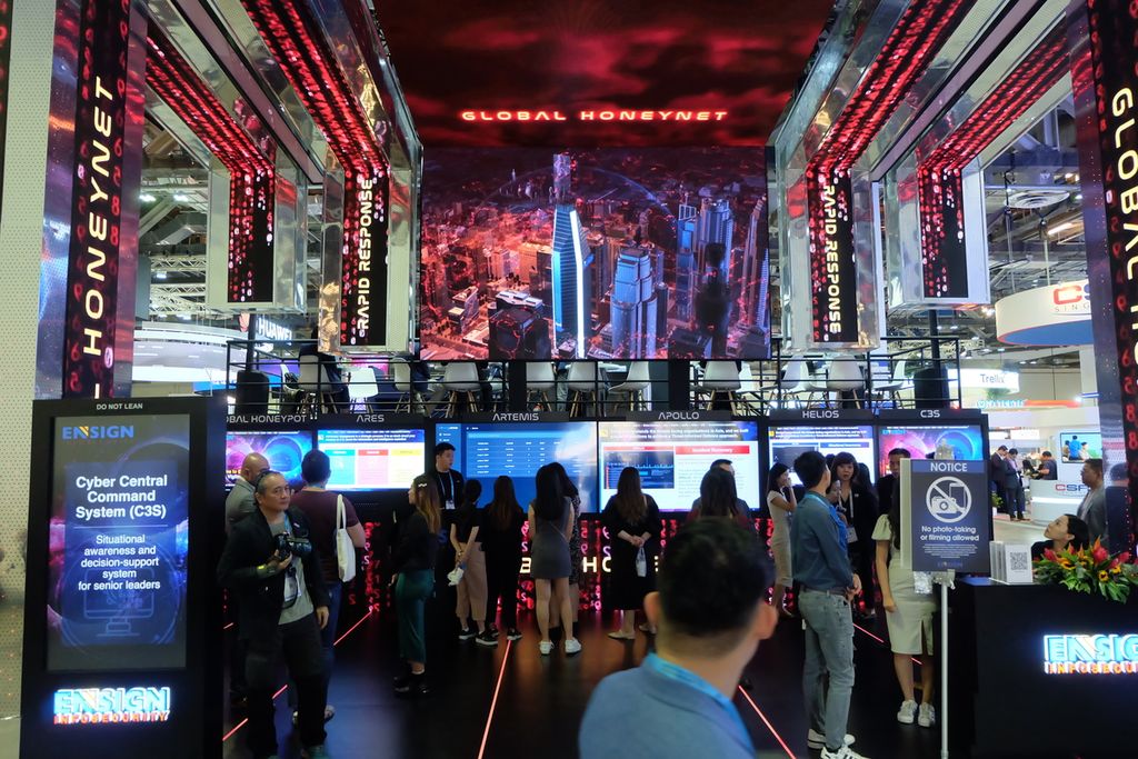 The atmosphere of the GovWare cyber security technology exhibition, which is part of the Singapore International Cyber Week (SICW) 2023, on Thursday (19/10/2023), at Marina Bay Sands, Singapore. Several technology companies are promoting their cyber security services.