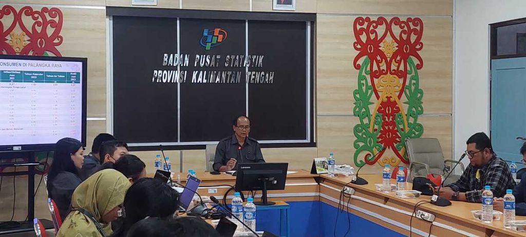 Kepala BPS Kalteng Eko Marsoro (tengah) memberikan penjelasan kepada wartawan di kegiatan rilis BPS Kalteng, Senin (3/7/2023).