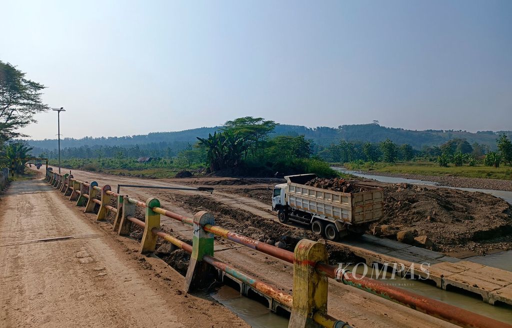 Truk mengangkut material tanah saat melintasi Sungai Jragung untuk proyek pembangunan waduk di Desa Candirejo, Kecamatan Pringapus, Kabupaten Semarang, Jawa Tengah, Senin (27/5/2024). 