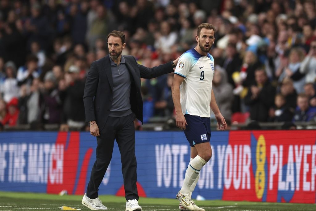 Pelatih timnas Inggris Gareth Southgate (kiri) menyemangati pemain timnas Inggris Harry Kane yang ditarik keluar lapangan pada laga kualifikasi Piala Eropa 2024, di Stadion Wembley, pada Senin (27/3/2023) dini hari WIB. Inggris menang 2-0 pada laga itu.