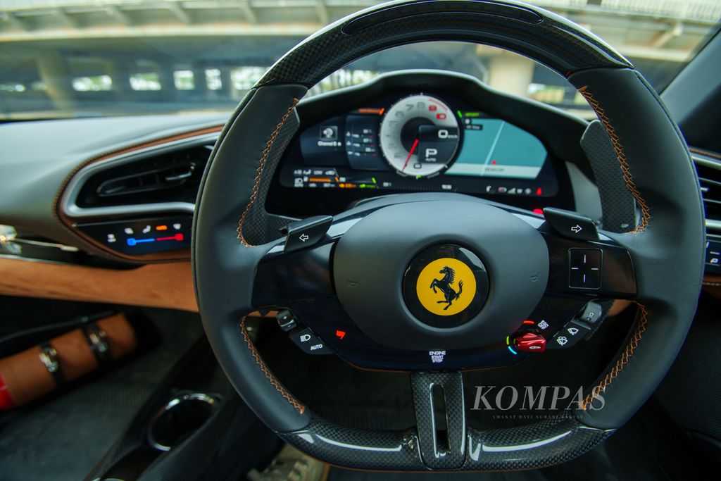 Roda kemudi dan panel instrumen digital Ferrari 296 GTB.
