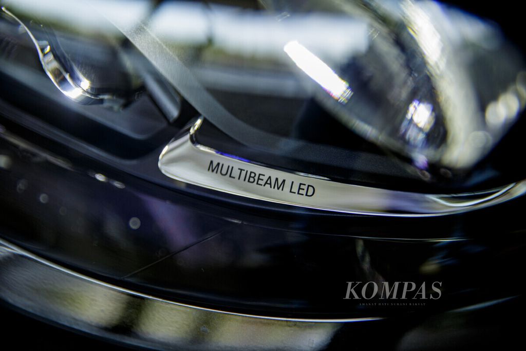 Lampu utama New Mercedes-Benz E 300 AMG Line 2021 sudah dilengkapi teknologi Multibeam LED. 