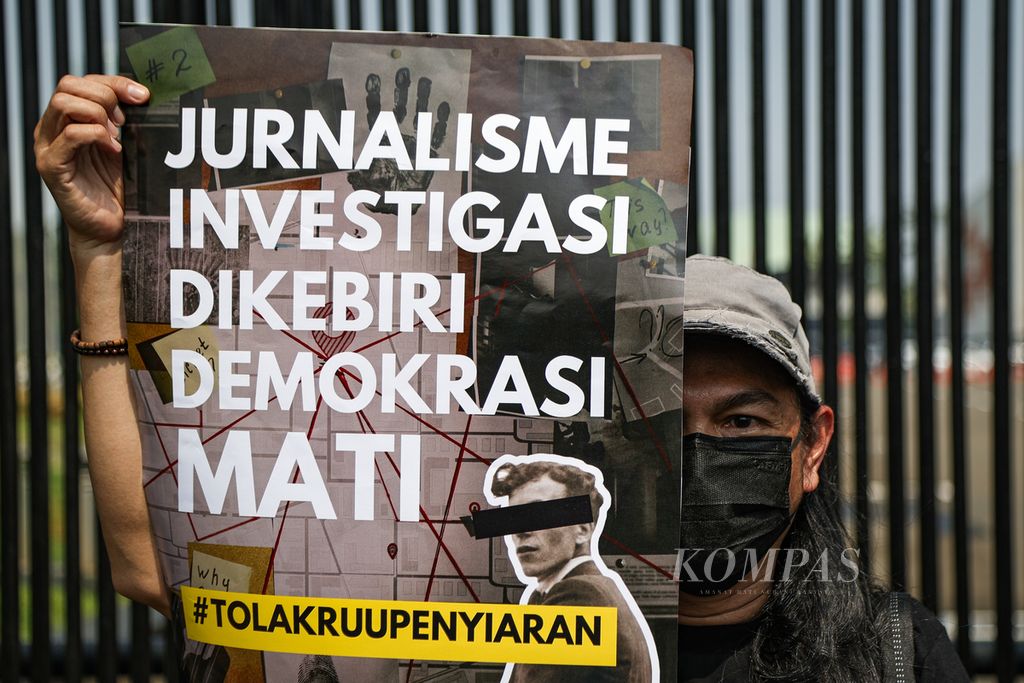 Jurnalis membawa poster kritik dalam aksi menolak RUU Penyiaran di depan Kompleks Parlemen, Jakarta, Senin (27/5/2024). 