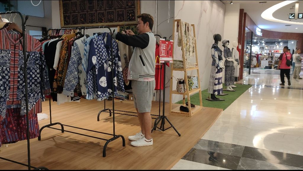 Ari Nugroho, owner of the Dejarumi brand, arranges his work at Rita Super Mall Purwokerto, Banyumas, Central Java, Wednesday (17/4/2024).