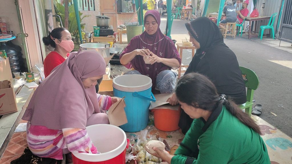 Ibu-ibu relawan menyiapkan makanan di dekat lokasi bekas kebakaran, Cikini, Jakarta Pusat, Senin (3/10/2022).