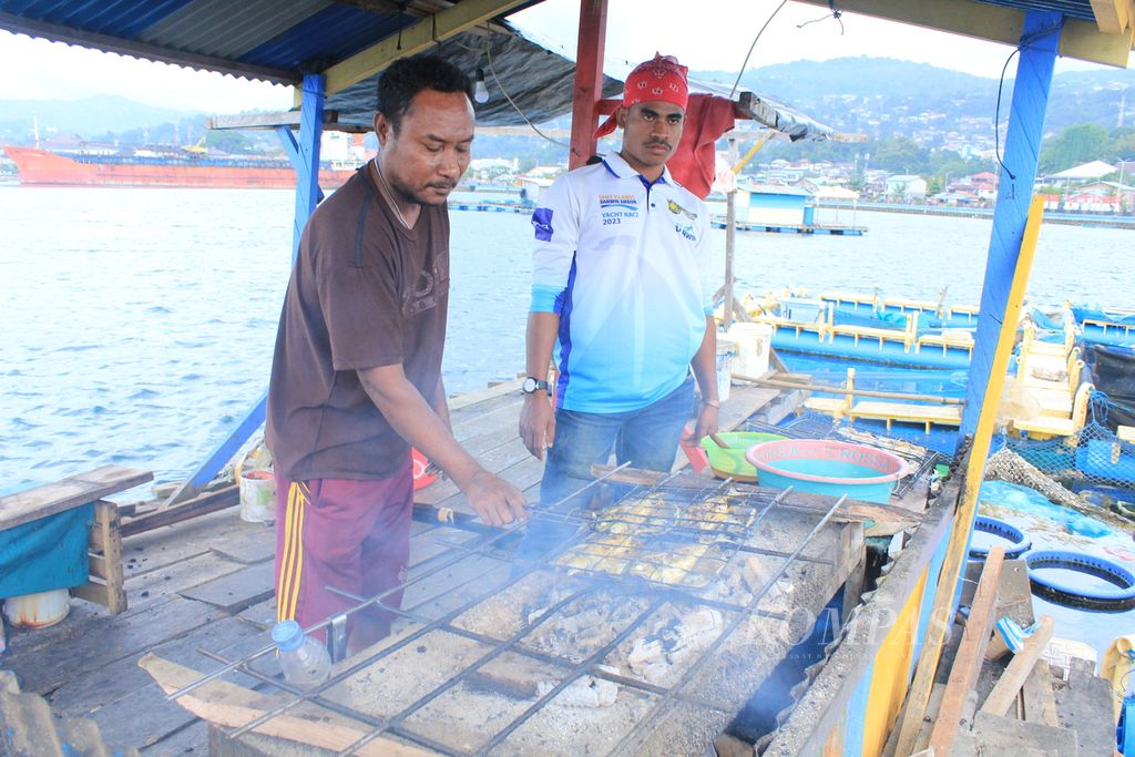 Warga membakar ikan di Rumah Makan Apung Emas Biru Maluku, Kota Ambon, Maluku, Kamis (7/9/2023).