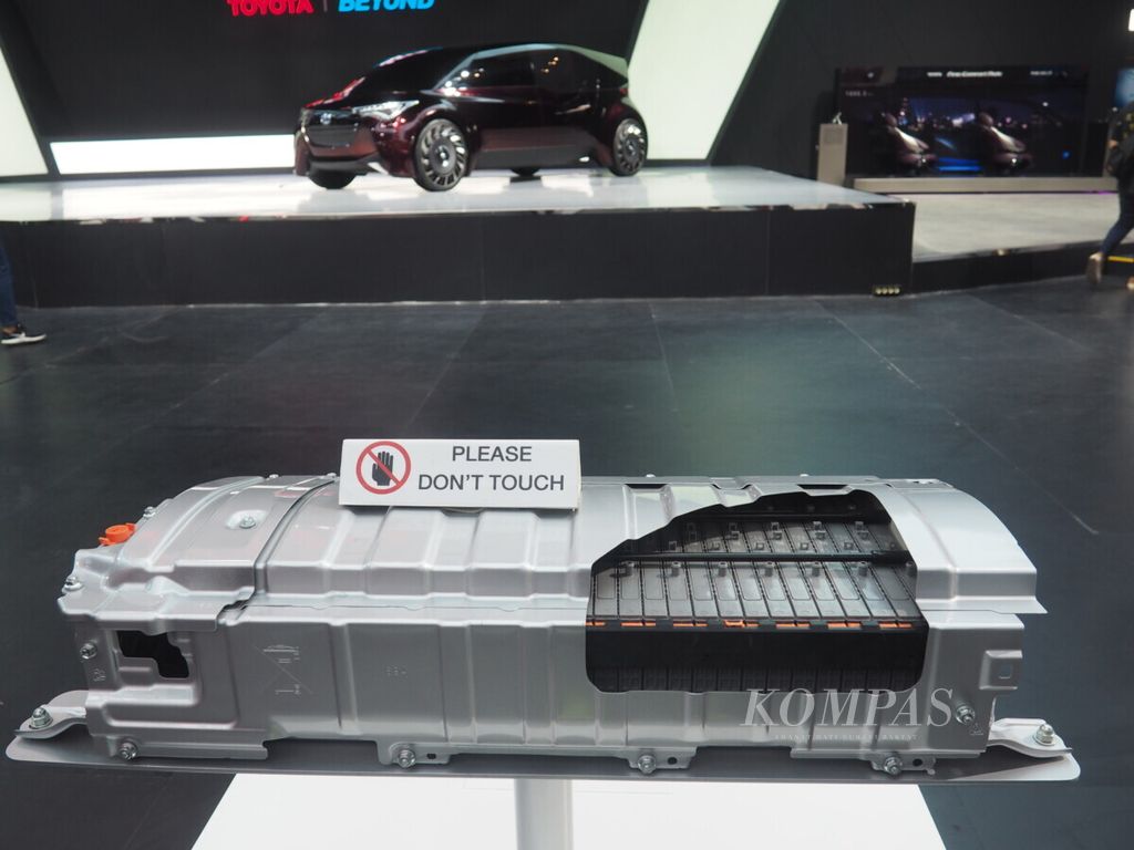 Baterai mobil listrik yang disematkan di sejumlah model mobil Toyota. KOMPAS/Stefanus Osa