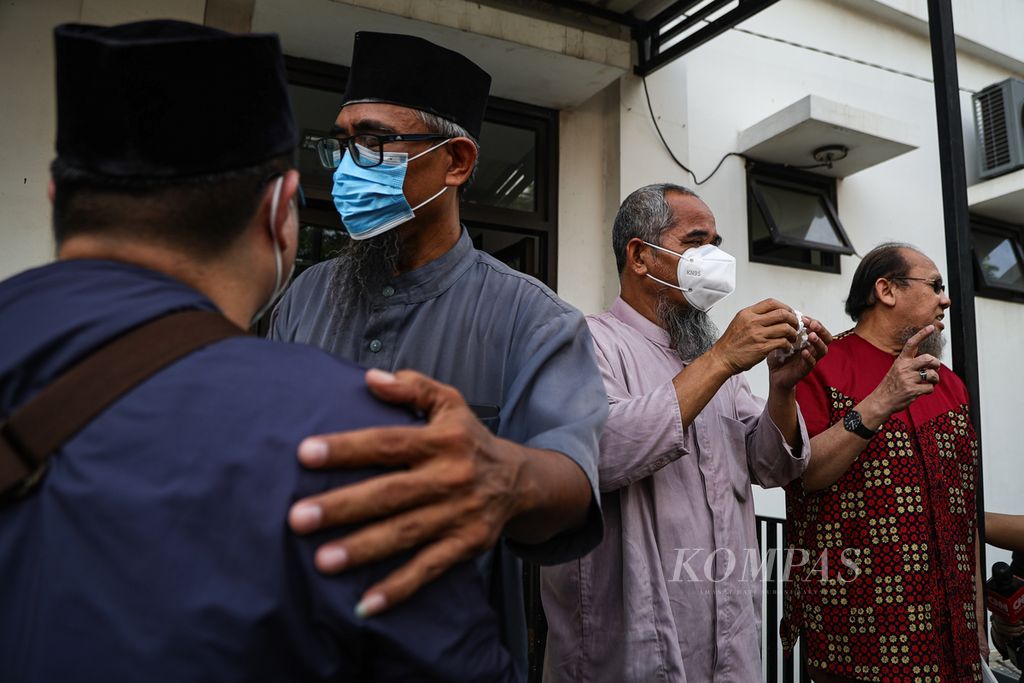 Keluarga korban kecelakaan Tol Jakarta-Cikampek Kilometer 58 mendatangi pos antemortem untuk pencocokan data di RSUD Karawang, Jawa Barat, Senin (8/4/2024). 