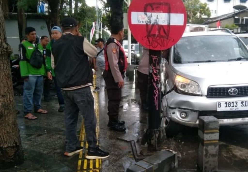 Sebuah mobil menabrak tiang lampu lalu lintas di kawasan Kemang, Jakarta, Sabtu (3/8/2024). Mobil yang dikendarai MP (9) ini menabrak kendaraan bermotor yang dilewatinya. Tidak ada korban jiwa dalam peristiwa ini. 