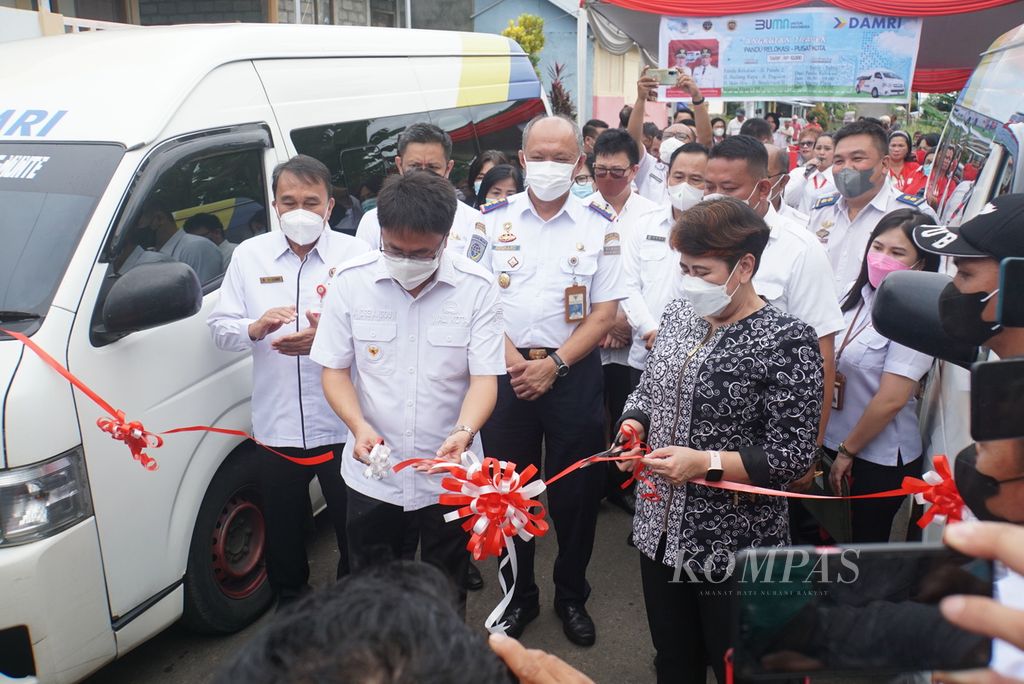 Wali Kota Manado Andrei Angouw dan Direktur Perum Damri Setia Milatia Moemin menggunting pita peresmian trayek angkot Pandu-Plaza Marina, Rabu (11/5/2022), di kompleks relokasi korban banjir bandang 2014 yang terletak di Kelurahan Pandu, Manado, Sulawesi Utara.