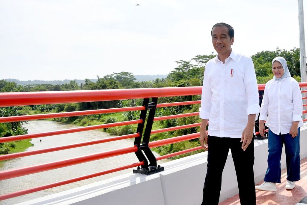 Presiden Joko Widodo meresmikan tiga jembatan dari Jembatan Tajum Margasana di Banyumas, Jawa Tengah, Selasa (2/1/2024).