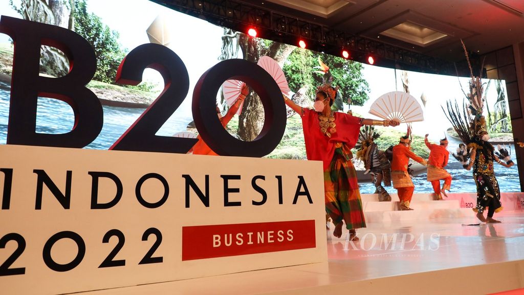 Dances depicting the cultural richness of the archipelago enliven the opening of the B20 inception meeting in Jakarta, on Thursday (27/1/2022). 