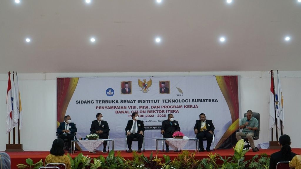 Lima bakal calon rektor Institut Teknologi Sumatera menyampaikan visi, misi, dan program kerja di Lampung Selatan, Kamis (14/4/2022).