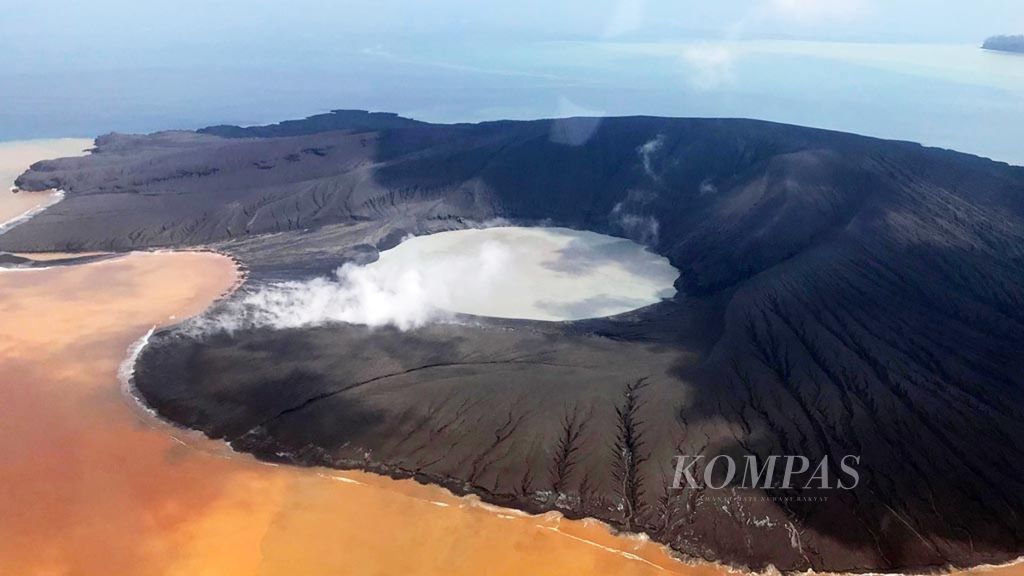 Kawah Gunung Anak Krakatau kembali muncul di atas daratan, Minggu (13/1/2019). 