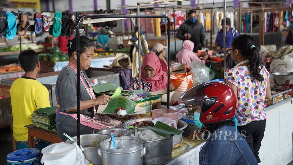 Warga membeli bubur di Pasar Pahing, Kota Kediri, Jawa Timur, Kamis (15/12/2022). 