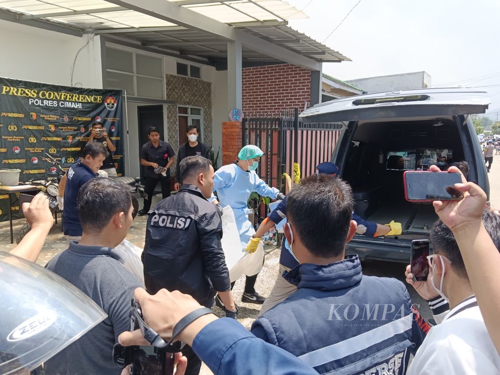The police evacuated the body of Didi Hartanto, who was buried in his house in the Bumi Citra Indah complex, Pataruman Village, Cihampelas District, West Bandung Regency, West Java, on Tuesday (16/4/2024).