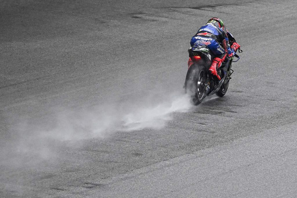 Pebalap Monster Energy Yamaha Fabio Quartararo beraksi di tengah hujan saat tes pramusim MotoGP musim 2023 hari kedua di Sirkuit Sepang, Malaysia, Sabtu (11/2/2023). 